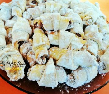 Cornulete fragede cu nuca sau crema de ciocolata Cornulete fragede cu nuca sau crema de ciocolata