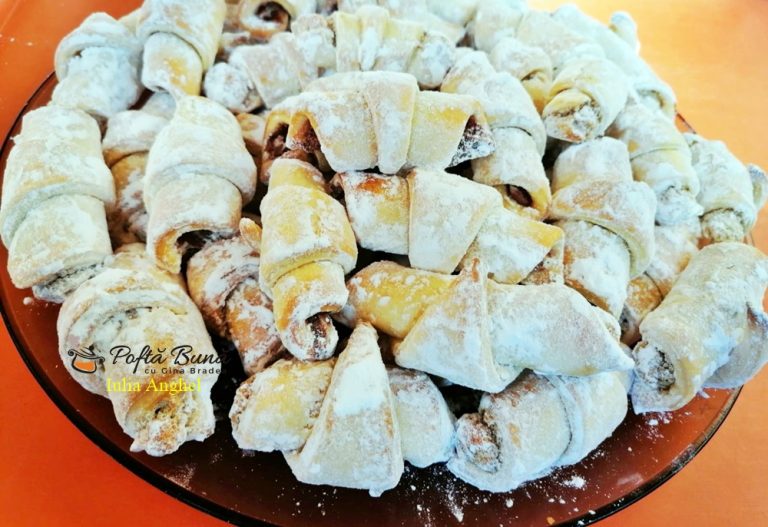 Cornulete fragede cu nuca sau crema de ciocolata