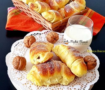 Cornuri pufoase din aluat dospit cu unt si iaurt, umplute cu gem Cornuri pufoase din aluat dospit cu unt si iaurt, umplute cu gem