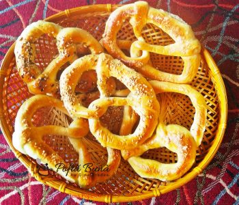 Covrigi de casa romanesti: crocanti, cu susan, sare, mac, chimen
