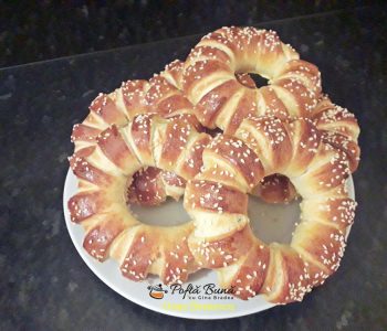 Covrigi pufosi cu dulceata, colacei cu susan, reteta simpla Covrigi pufosi cu dulceata, colacei cu susan, reteta simpla