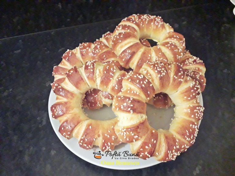 Covrigi pufosi cu dulceata, colacei cu susan, reteta simpla
