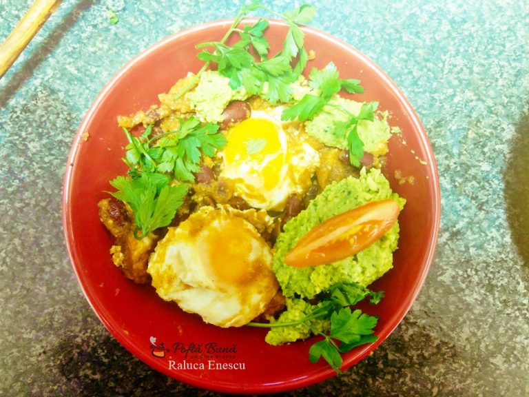 Huevos ahogados sau oua in sos de rosii cu avocado