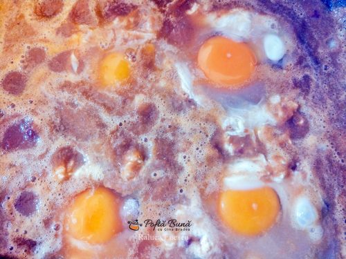 huevos ahogados reteta oua in sos de rosii cu avocado 3 500x375 - Huevos ahogados sau oua in sos de rosii cu avocado