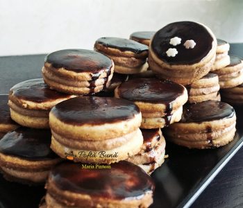 Islere cu unt, nuca si crema de ciocolata, reteta veche Islere cu unt, nuca si crema de ciocolata, reteta veche