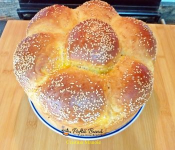 Paine de casa cu lapte si ou, in forma de floare Paine de casa cu lapte si ou, in forma de floare