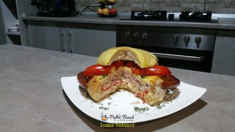 Paine umpluta cu cascaval, sunca si carnati