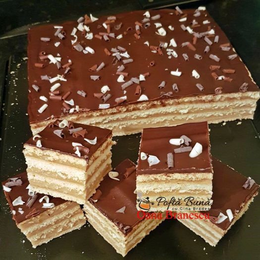 Prajitură cu foi fragede, crema de caramel si ciocolata Prajitură cu foi fragede, crema de caramel si ciocolata