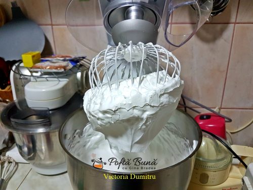 prajitura snickers reteta simpla 2 500x375 - Prajitura Snickers cu alune, crema caramel si ciocolata