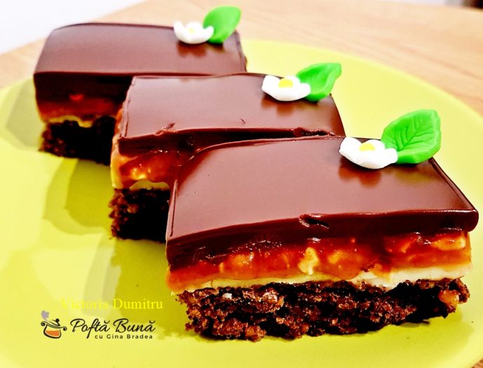 Prajitura Snickers cu alune, crema caramel si ciocolata