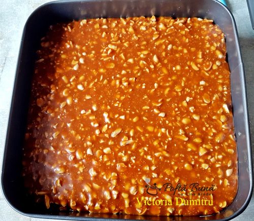 prajitura snickers reteta simpla 6 500x436 - Prajitura Snickers cu alune, crema caramel si ciocolata