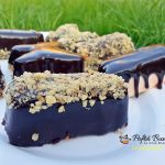 Prajiturele cu mousse de ciocolata Prajiturele cu mousse de ciocolata alba si jeleu de zmeura
