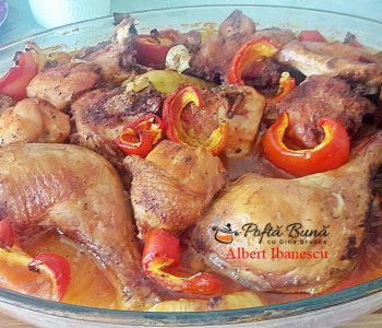 Pui la cuptor cu cartofi, ceapa si gogosari Pui la cuptor cu cartofi, ceapa si gogosari