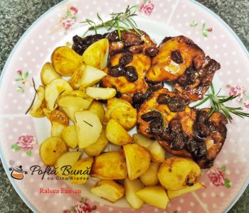 Pulpe de pui cu bere bruna, stafide si cartofi rumeniti, reteta de la bunica Pulpe de pui cu bere bruna, stafide si cartofi rumeniti, reteta de la bunica
