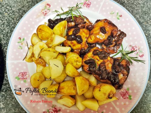 Pulpe de pui cu bere bruna, stafide si cartofi rumeniti, reteta de la bunica