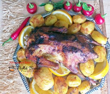 Rata umpluta cu mere si organe, la cuptor, cu garnitura de cartofi Rata umpluta cu mere si organe, la cuptor, cu garnitura de cartofi