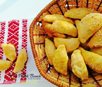 Pateuri de casa cu piept de pui, porumb si cascaval Pateuri de casa cu piept de pui, porumb si cascaval