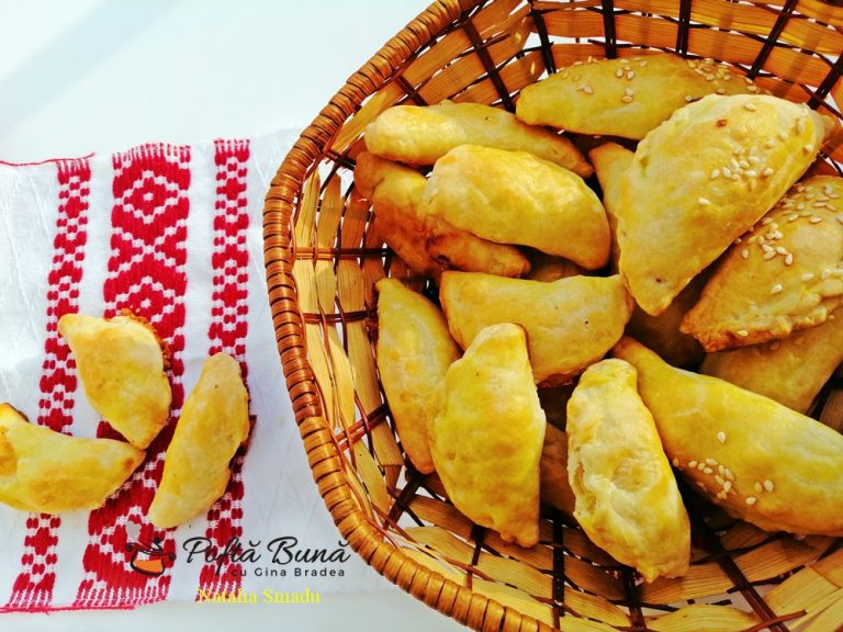 Pateuri de casa cu piept de pui, porumb si cascaval