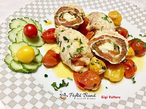Rulouri din piept de pui cu rosii cherry si sos pesto