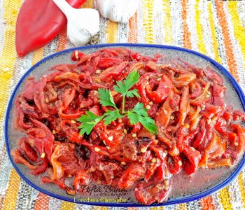 Salata de ardei copti cu usturoi si patrunjel, reteta traditionala Salata de ardei copti cu usturoi si patrunjel, reteta traditionala