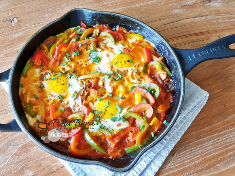 Shaksouka - oua ochiuri in sos de rosii cu ardei si ciuperci