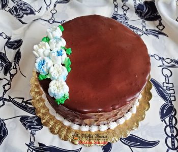 Tort cu crema de mascarpone si jeleu de capsuni