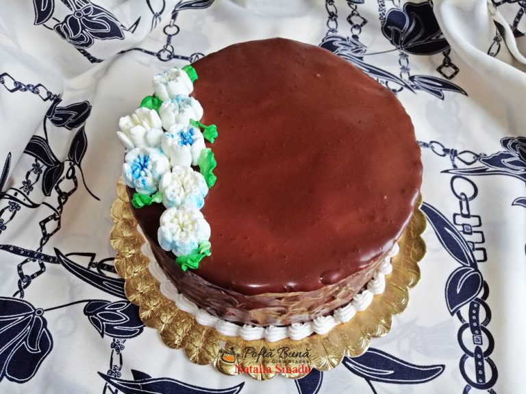 Tort cu crema de mascarpone si jeleu de capsuni