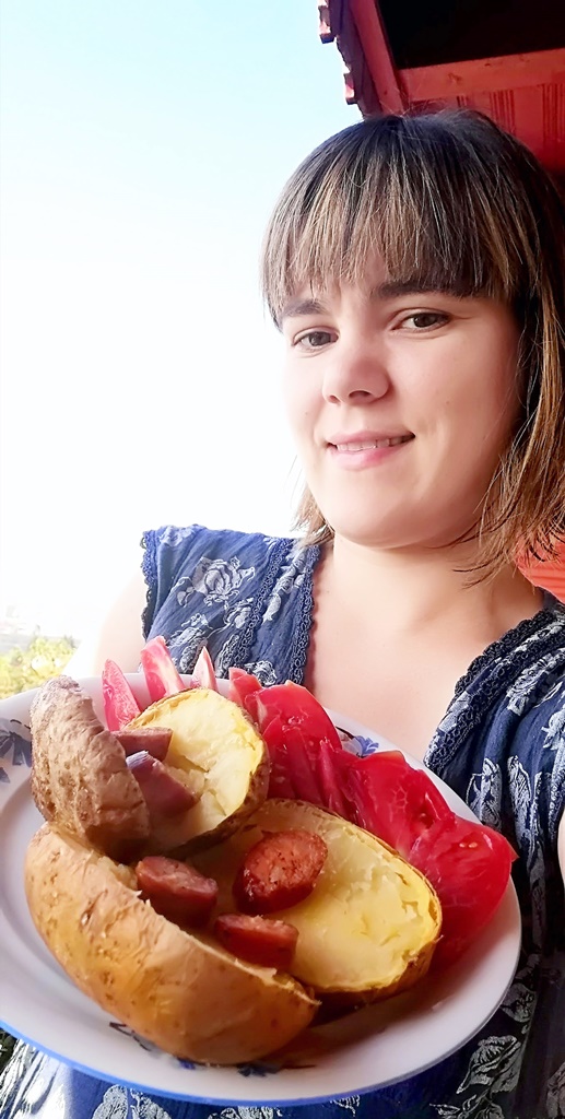 Cartofi copti la cuptor, cu rosii si carnati afumati, reteta simpla Cartofi copti la cuptor, cu rosii si carnati afumati, reteta simpla