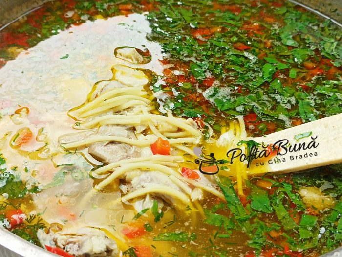 ciorba de pui, bors de pui cu taitei de casa