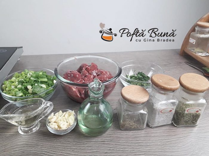 Ficatei de pui cu ceapa si usturoi la tigaie, reteta rapida