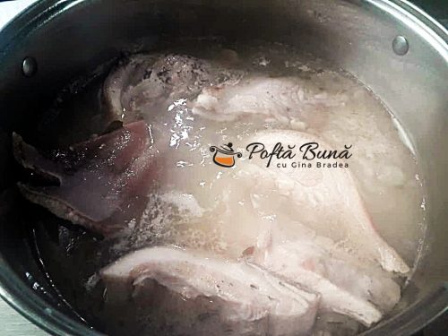 Gusa de porc fiarta, cu boia si usturoi Gusa de porc fiarta, cu boia si usturoi