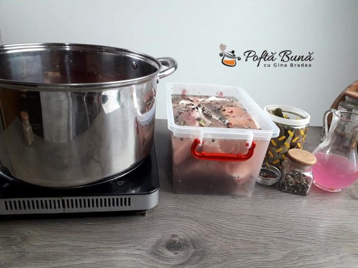 Gusa de porc fiarta, cu boia si usturoi Gusa de porc fiarta, cu boia si usturoi