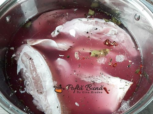 Gusa de porc fiarta, cu boia si usturoi Gusa de porc fiarta, cu boia si usturoi