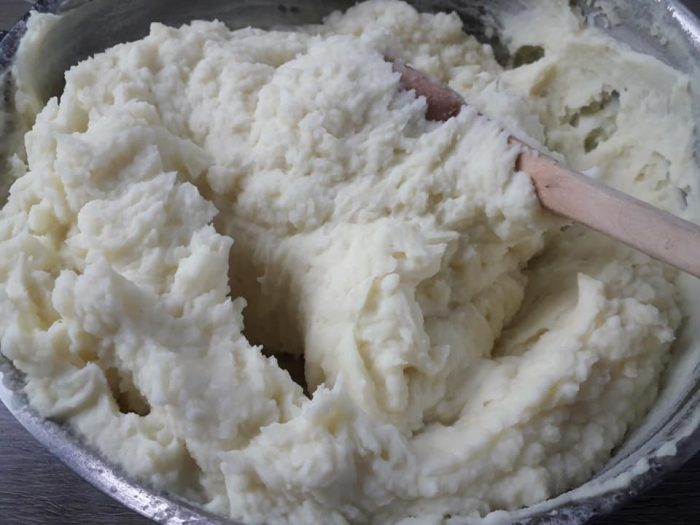 Musaca de cartofi piure si carne tocata Musaca de cartofi piure cu carne tocata reteta clasica gina bradea 4 700x525 - Musaca de cartofi piure si carne tocata