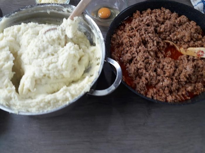 Musaca de cartofi piure si carne tocata, reteta clasica pas cu pas Musaca de cartofi piure si carne tocata, reteta clasica
