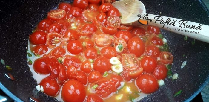 Paste cu rosii usturoi si busuioc reteta gina bradea 4 700x341 - Paste cu rosii si busuioc