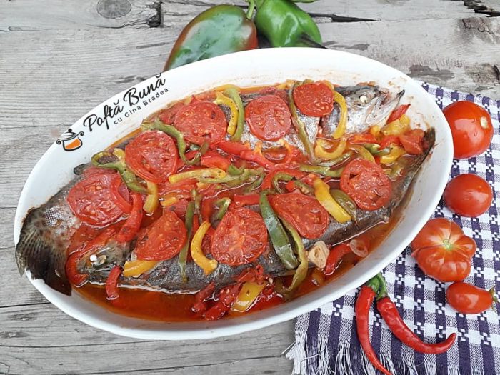 Pastrav la cuptor cu rosii, ardei si usturoi, reteta clasica
