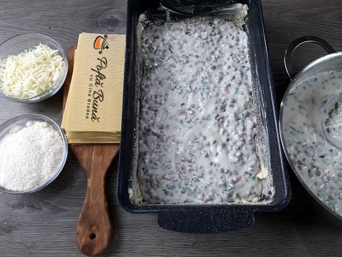 Reteta de lasagna cu sos bechamel, mazare si afumatura Reteta de lasagna cu sos bechamel, mazare si afumatura