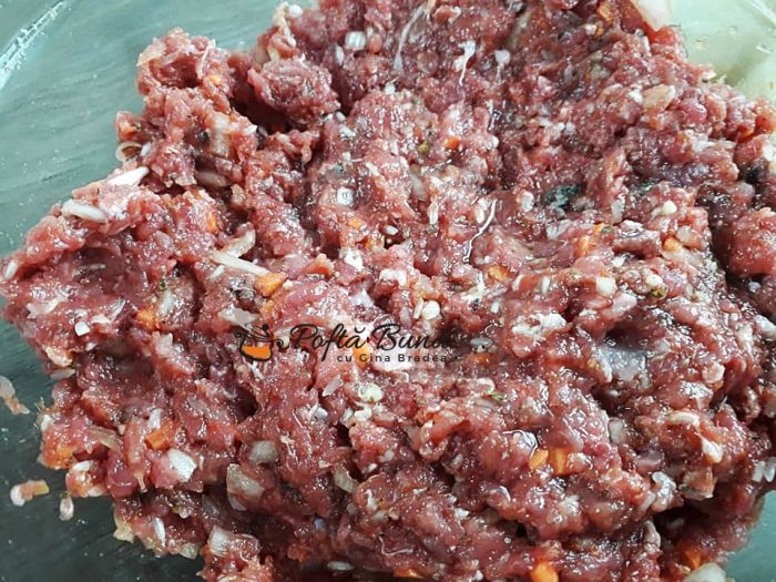 Sarmale in dovleac cu varza murata si carne de porc vita 2 700x525 - Sarmale in dovleac cu frunze de varza si carne de porc