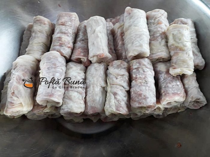 Sarmale in dovleac cu varza murata si carne de porc vita 6 700x525 - Sarmale in dovleac cu frunze de varza si carne de porc