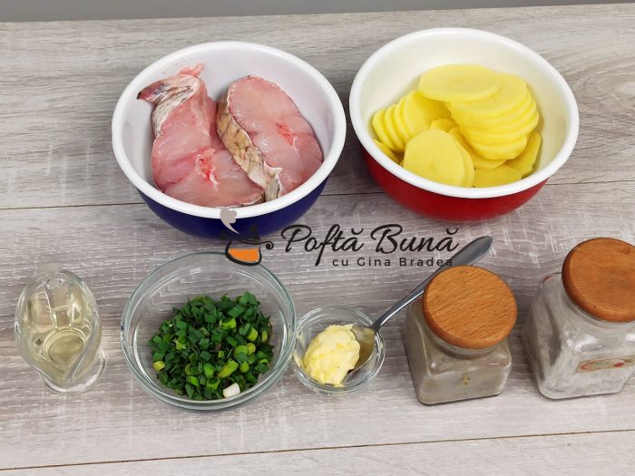 Somn pe pat de cartofi, cu unt si usturoi, la cuptor Somn pe pat de cartofi cu unt si usturoi la cuptor reteta gina bradea 1 700x525 - Somn pe pat de cartofi, cu unt si usturoi, la cuptor