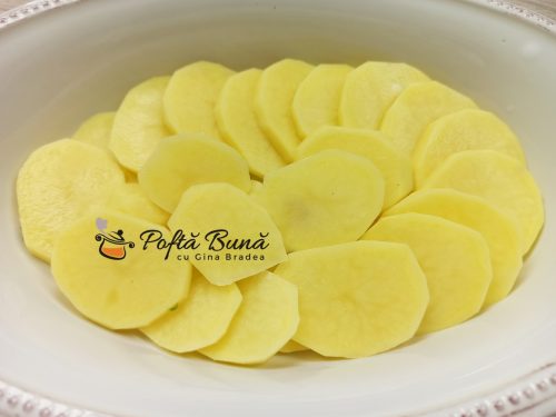 Somn pe pat de cartofi, cu unt si usturoi, la cuptor Somn pe pat de cartofi cu unt si usturoi la cuptor reteta gina bradea 2 500x375 - Somn pe pat de cartofi, cu unt si usturoi, la cuptor