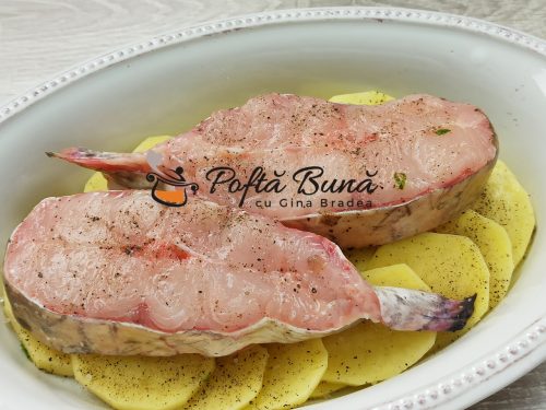 Somn pe pat de cartofi, cu unt si usturoi, la cuptor Somn pe pat de cartofi cu unt si usturoi la cuptor reteta gina bradea 3 500x375 - Somn pe pat de cartofi, cu unt si usturoi, la cuptor