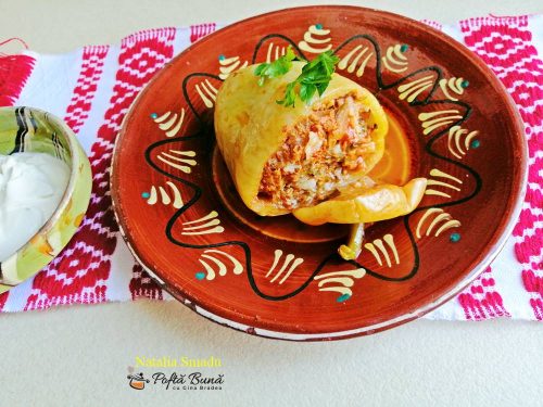 Ardei umpluti cu carne tocata si orez, reteta moldoveneasca. Fara prea multa prezentare si mult dichis astazi am facut ardei umpluti cu carne , o reteta simpla fara prajeli.