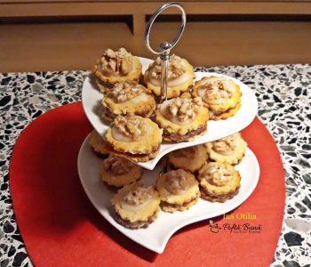 Biscuiti aromati cu nuca umpluti cu gem si martipan