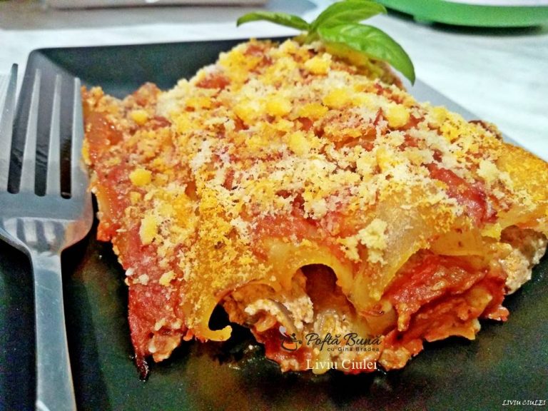 Cannelloni cu carne tocata, sos de rosii si ricotta, reteta italiana