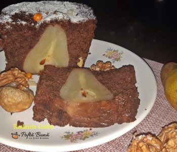 Chec cu pere si cacao, reteta de chec festiv cu fructe intregi Chec cu pere si cacao, reteta de chec festiv cu fructe intregi