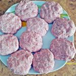 Chiftelute sau burgeri in sos, cu piure de cartofi si muraturi chiftelute burgeri in sos reteta simpla 4 150x150 - Chiftelute sau burgeri in sos, cu piure de cartofi si muraturi