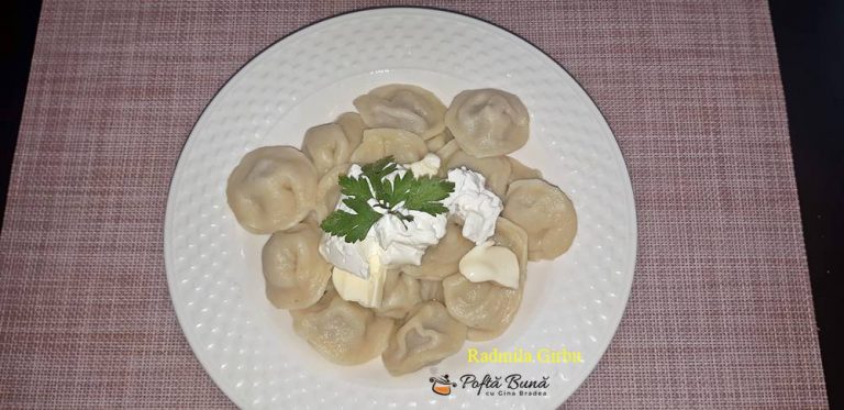 Coltunasi sau pelmeni umpluti cu carne tocata, reteta ruseasca