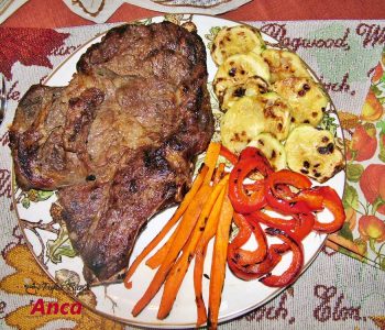 Cotlet de vita rib eye steak cu legume, la gratar